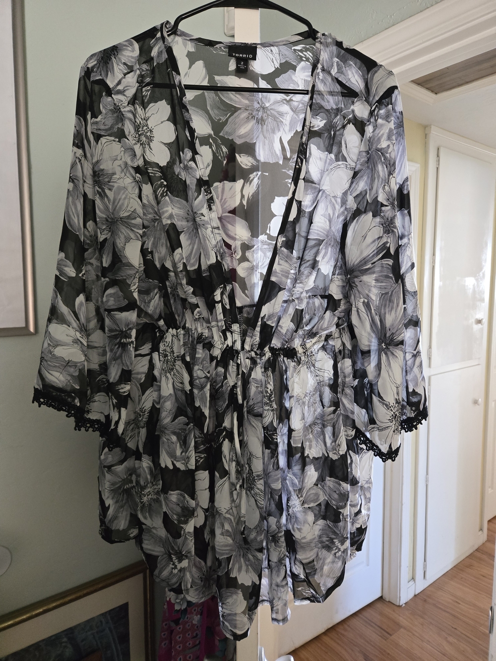 Torrid Sheer Black & White Floral Tie-Front Kimono Blouse ✨